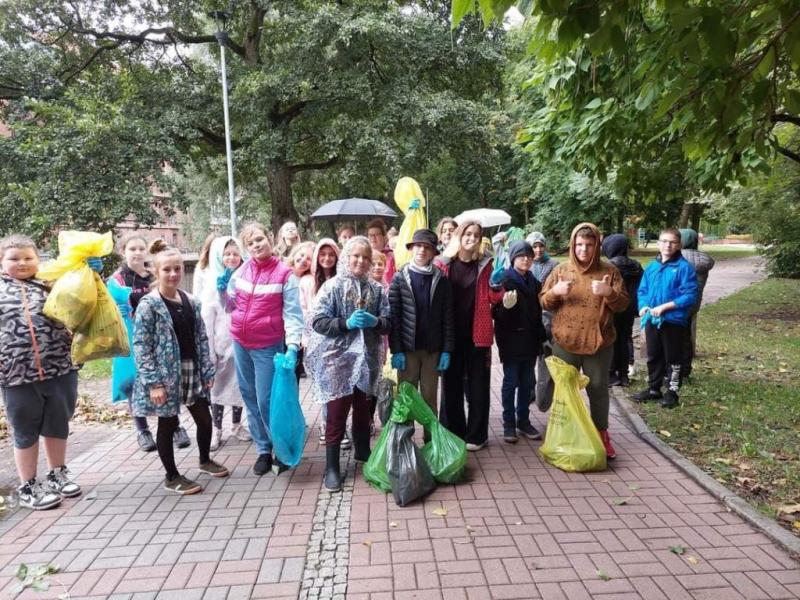 asi wolontariusze uczestniczyli czynnie w akcji "Sprzątanie świata". Sprzątali Lasek Południowy PKIW, okolice mostu Żelaznego przy ulicy Rybackiej.