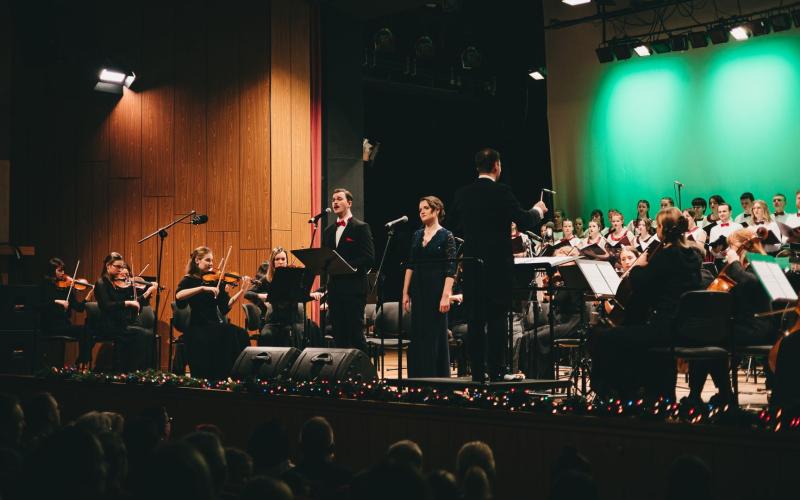 Chór śpiewa kolędy w Teatrze
