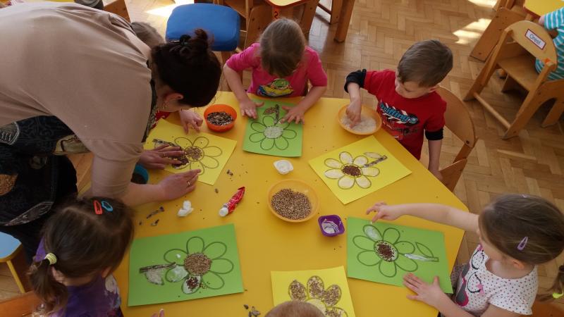 Od nasionka do kwiatuszka - prace plastyczne w grupie "Biedronek"