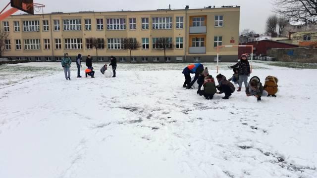 Pierwszy śnieg, pierwsze bałwany w SP-6.