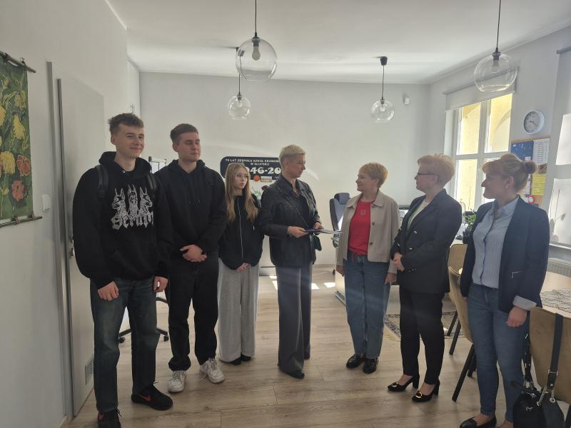 Uczniowie i dyrekcja "Ekonomika" odbierają od przedstawicieli PGK nagrodę za II miejsce w konkursie