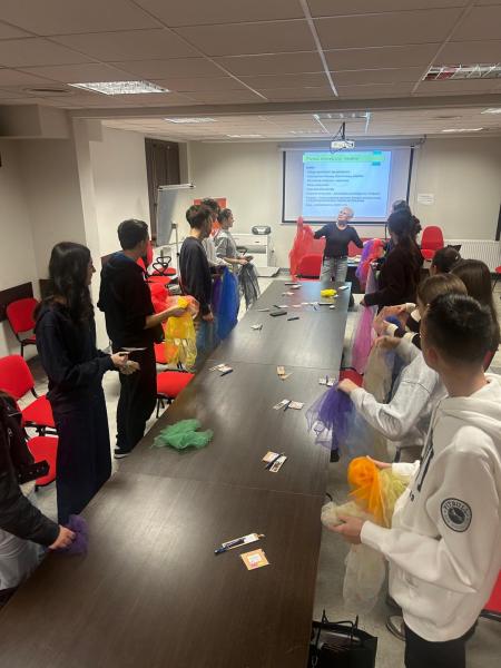 uczniowie Ekonomika podczas warsztat&oacute;w z panią Małgorzatą Mogielnicką