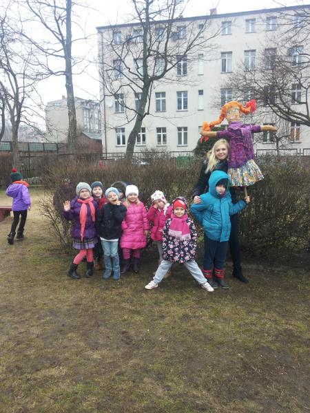 PRZYWITANIE PANI WIOSNY Z MARZANNĄ; gr.III -  21.03.2016.