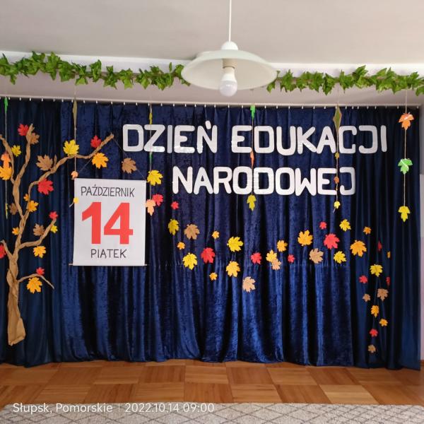 Napis Dzień Edukacji Narodowej,  kotara