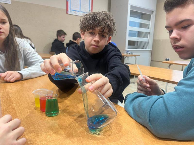 Na zdjęciu uczniowie sp11 prowadzą eksperymenty chemiczne w II LO w Słupsku