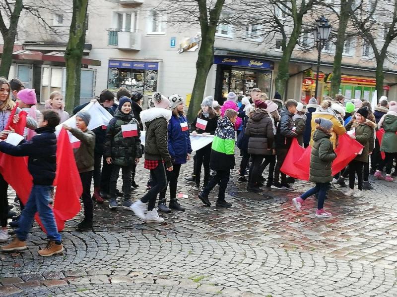 PATRIOTYCZNY FLASH MOB NA ULICACH SŁUPSKA