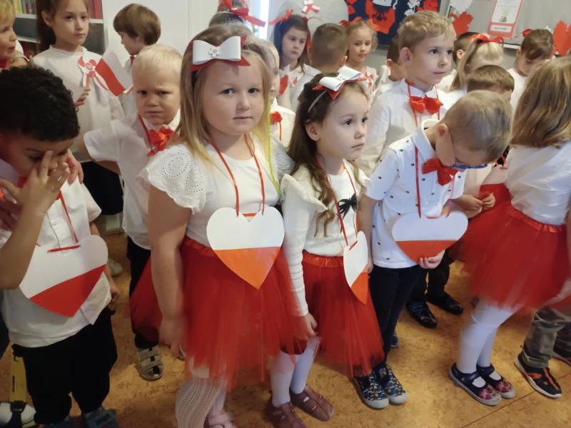 uroczyste zaśpiewanie hymnu