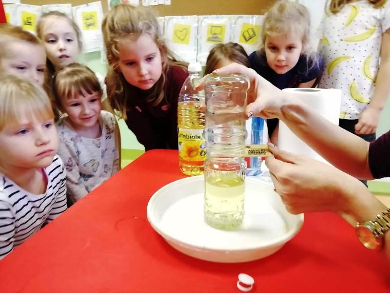 Grupa V Eksperymentujemy z wodą, olejem i barwnikami