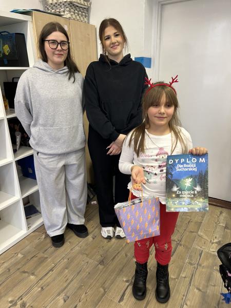 Uczestnicy projektu wręczają nagrody laureatom konkursu