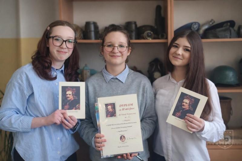 Reprezentantki klasy 8a &ndash; Michalina Czerwińska, Milena Butwin oraz Liliana Sysło &ndash; zajęły II miejsce w XXIII Międzyszkolnym Konkursie Historycznym &bdquo;Poczet kr&oacute;l&oacute;w i książąt polskich &ndash; Jagiellonowie&rdquo;.