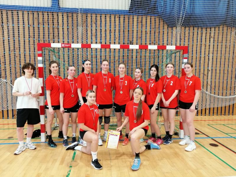 Djęcie naszej drużyny z medalami i dyplomem