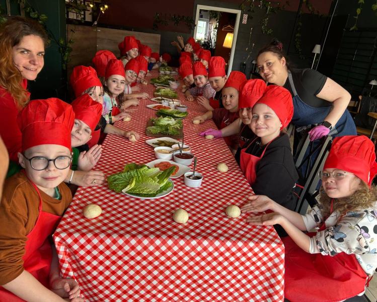 7 marca uczniowie klasy 3b zamienili się w prawdziwych mistrzów kuchni!  Podczas warsztatów kulinarnych w restauracji #skandalbistro przygotowali pyszne, zdrowe hamburgery, a przy okazji poznali tajniki pracy szefa kuchni, kucharza, kelnera i menadżera re