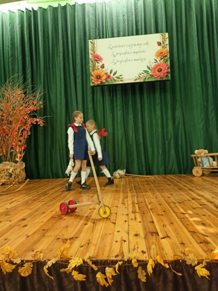 Montaż słowno-muzyczny zabrał nas w podr&oacute;ż po szkolnych wspomnieniach i przypomniał, co w naszej społeczności liczy się najbardziej. Było wzruszająco, ale i wesoło &ndash; jak na urodzinach przystało!