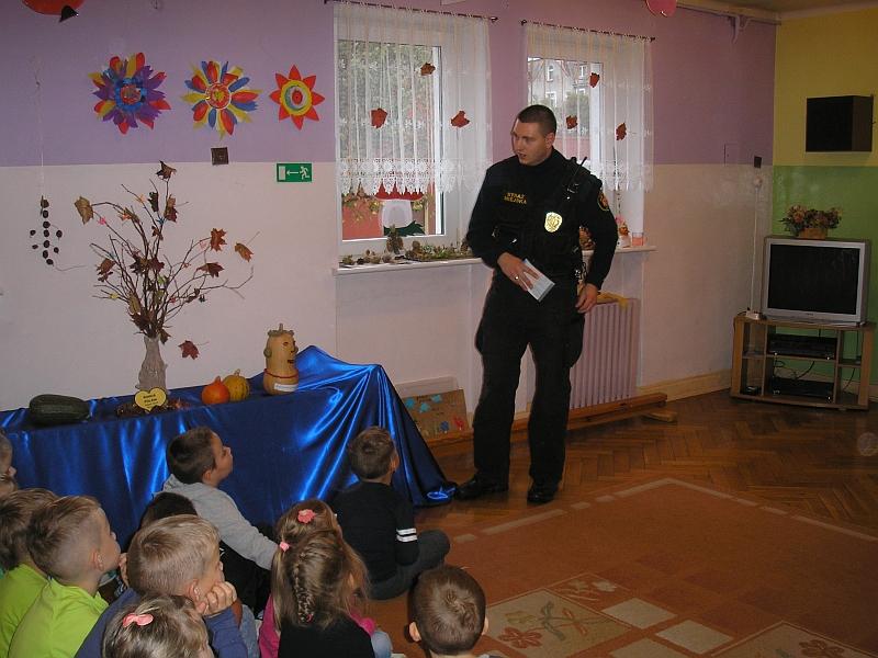 Bezpieczna droga do przedszkola - pogadanka Strażników Miejskich; gr. IV; 13-10-2015