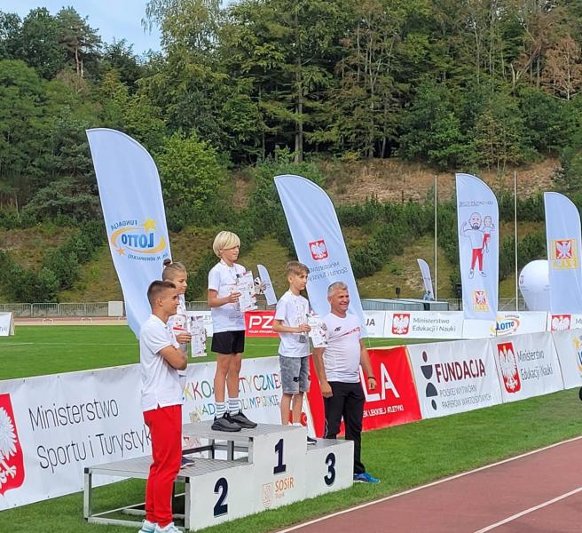 Uczeń Aleksander Czubak na podium