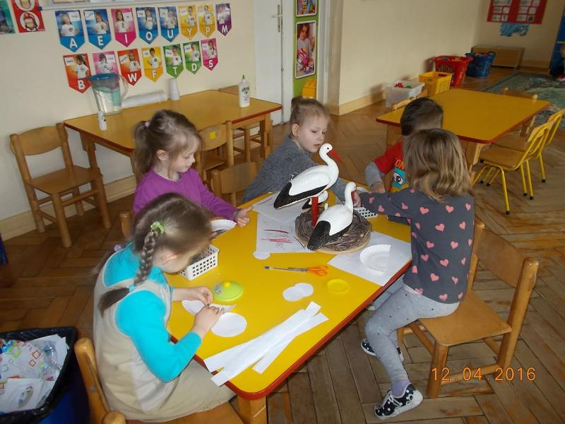 "Przyleciały bociany"; gr. IV; 15-04-2016
