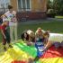 Letnie warsztaty plastyczne "Malowanie na trawie"; gr. II i IV; 27-06-2016 (galeria: 4)