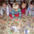 DZIECI  Z GR I UKŁADAJĄ PUZZLE ZWIERZĄT (galeria: 2)