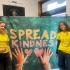 Uczennice przed plakatem promującym dzień życzliwości Spread Kindness