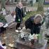 W ramach akcji " Szkoła pamięta" wolontariusze posprzątali kilkadziesiąt dziecięcych nagrobków na Cmentarzu Komunalnym w Słupsku.