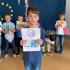 Dziecko prezentuje zdjęcie z walutą Unii Europejskiej.
