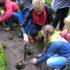 Sadzenie kwiatów w parku, gr. IV; 08-05-2015 (galeria: 5)