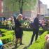Sadzenie kwiatów w parku, gr. IV; 08-05-2015 (galeria: 10)