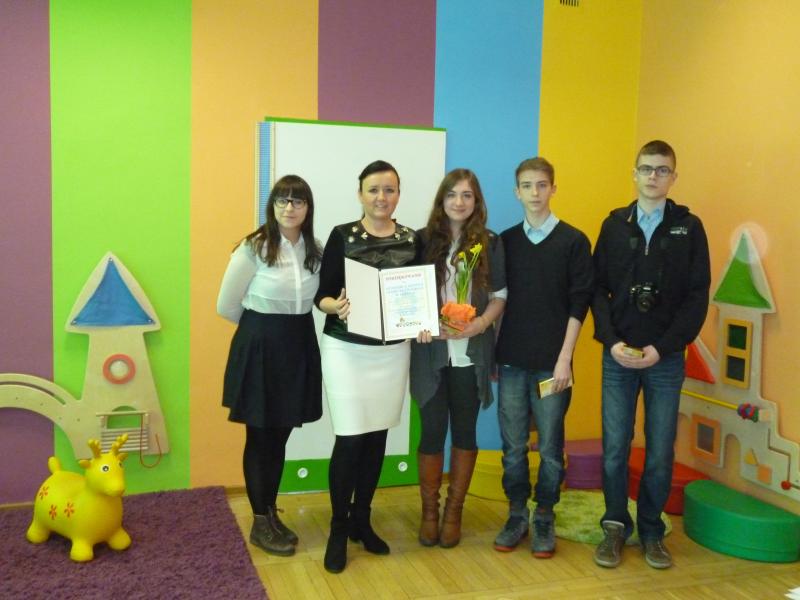 Uczniowie Zespołu Szkół Katolickich w Słupsku, pomagają najmłodszym przedszkolakom ,,pokonać trudne sprawy”