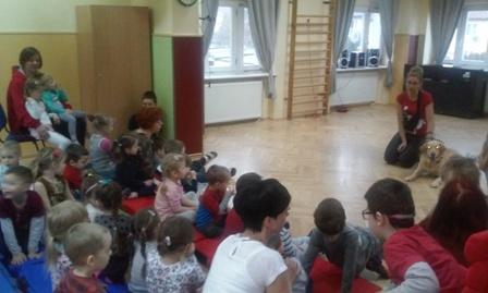 Wspomnienie ferii w Przedszkolu Miejskim Integracyjnym nr 8 Kreatywny poniedziałek oraz spotkanie z psem Toro