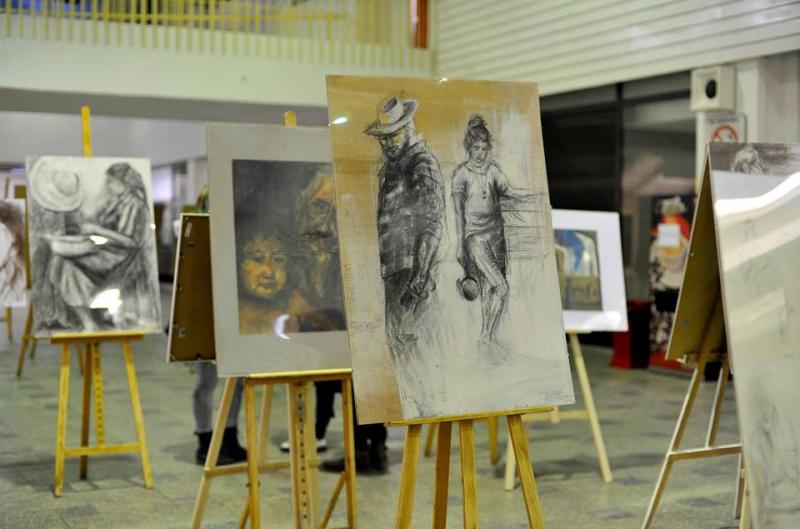 Wystawa rysunku i malarstwa uczniów Liceum Plastycznego w Słupsku na holu dworca PKP