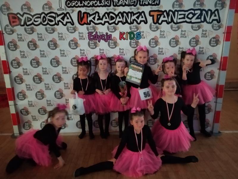 Najmłodsze tancerki z Klubu Kwadrat wróciły z medalami i pucharami z Ogólnopolskiego Turnieju.