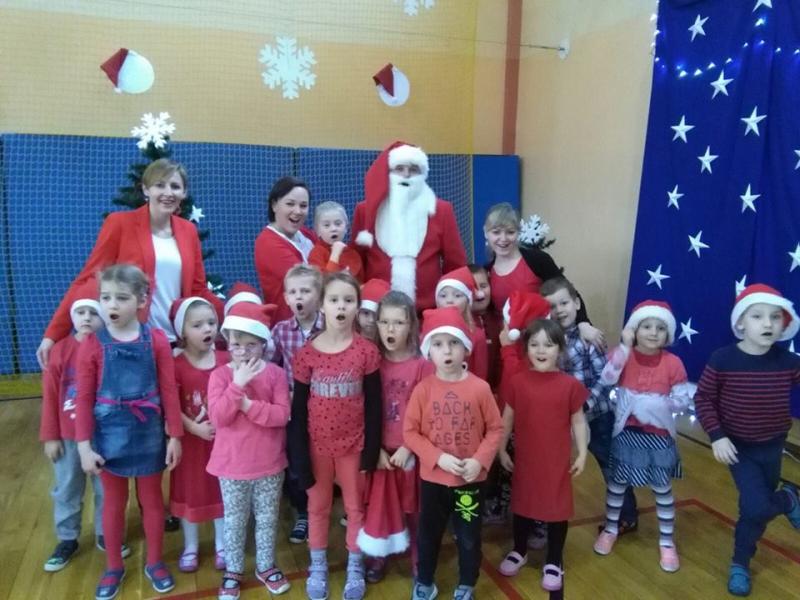 Przedszkolaki z Przedszkola Miejskiego Integracyjnego nr 8 na spotkaniu z Mikołajem w Drzewniaku