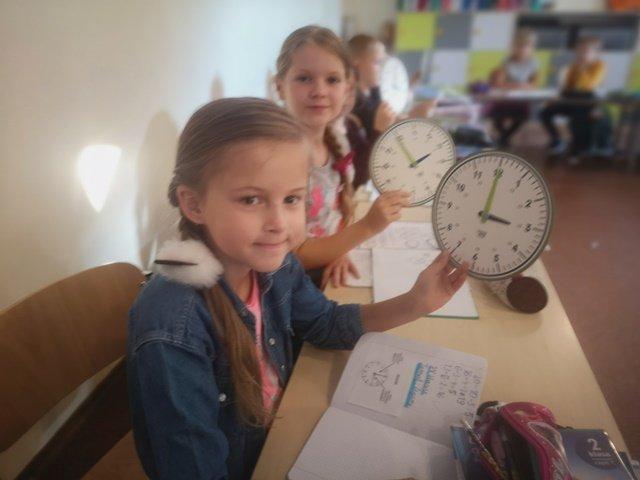 Uczniowie odczytują czas z zegara