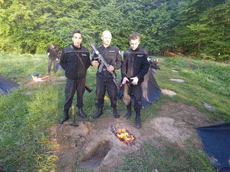 Uczniowie liceum policyjnego na obozie survivalowym