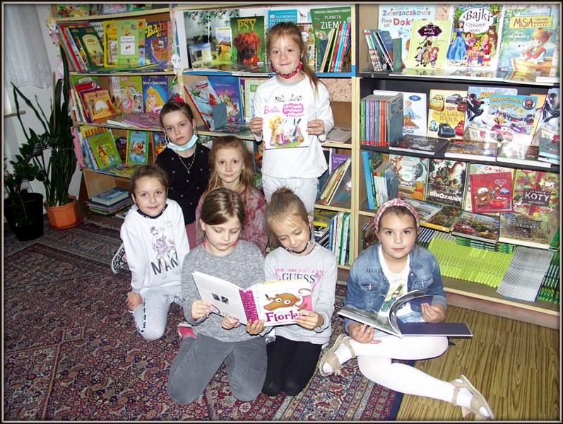 uczniowie prezentują Wyprawkę Czytelniczą podczas zajęć przeprowadzonych w bibliotece szkolnej