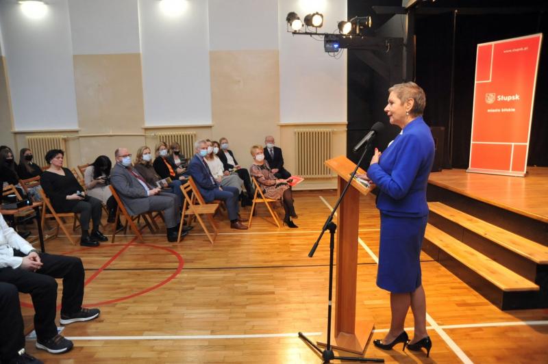 Zdjęcie przedstawia wystąpienie Pani Krystyny Danileckiej-Wojewódzkiej - Prezydenta Miasta Słupska inaugurujące Międzyszkolny Festiwal Nauki E(x)plory w "Ekonomiku".