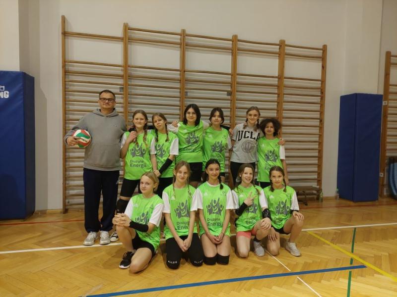Reprezentacja SP 10 przed mistrzostwami Słupska w piłce siatkowej dziewcząt