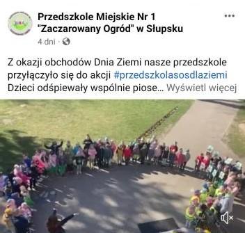 Na zdjęciu widzimy dzieci z Przedszkola Miejskiego nr 1 w Słupsku, które stoją w okręgu i śpiewają pisenkę.