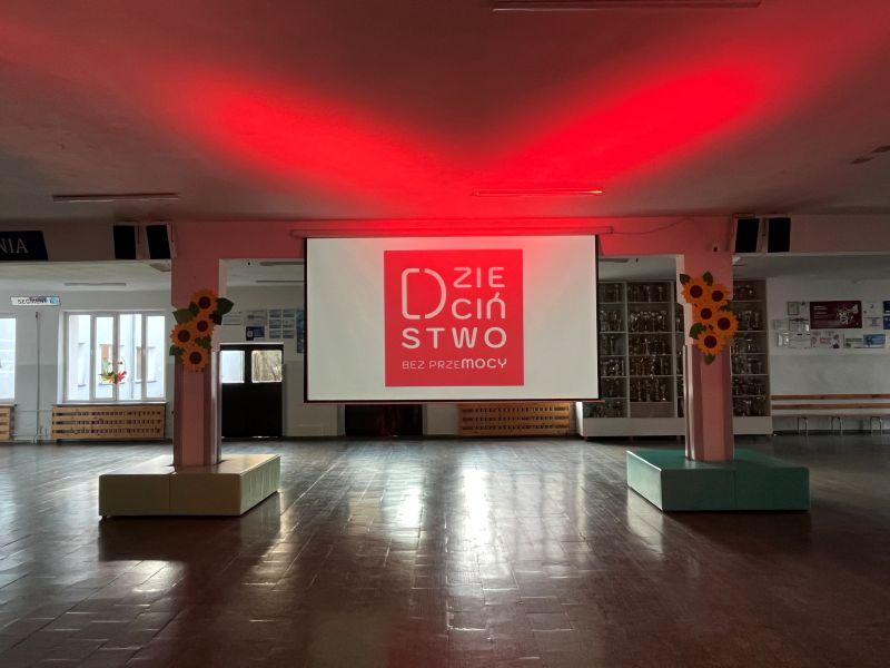 "Dzieciństwo bez przemocy" - slajd prezentacji - główny hol szkoły