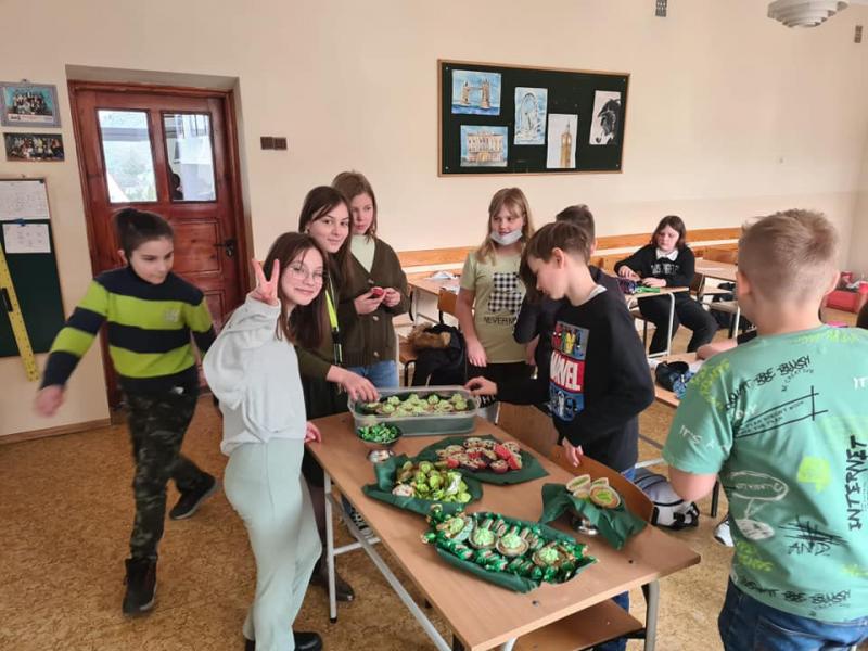 Uczniowie klasy 4b w sali lekcyjnej przy Irlandzkich potrawach.