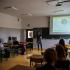 Zdjęcie przedstawia uczniów podczas wykładów prowadzonych w ramach Międzyszkolnego Festiwalu Nauki E(x)plory w Zespole Szkół Ekonomicznych w Słupsku