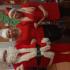 Mikołaj, Pni Mikołajowa i Pani Dyrektor stoją uśmiechnięci w tle widać świąteczne ozdoby.