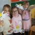 Świetlica. Z okazji Dnia Niepodległości uczniowie klas pierwszych  wykonali orły. Na zdjęciu dziewczynki klas 1-3 prezentujące swoje prace.
