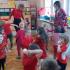 Dzieci tańczą na balu walentynkowym.