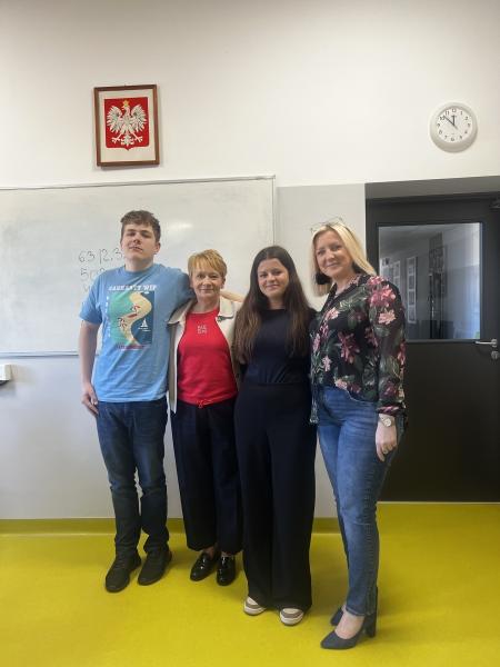 Uczniowie wraz z nauczycielką i dyrektorką szkoły