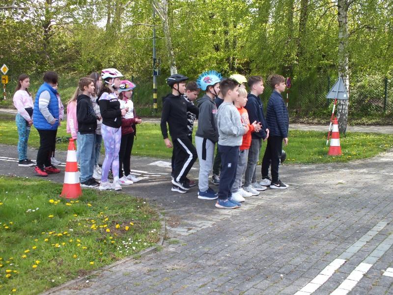 Kandydaci na kartę rowerową przechodzą szkolenie w miasteczku rowerowym przed egzaminem