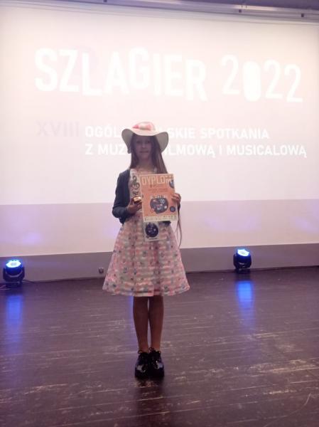 Reprezentantka - OLIWIA PITURA z dyplomem, zajęła III miejsce w kategorii 7-10 lat