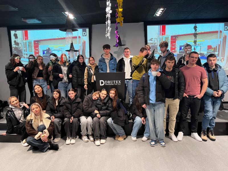 Uczniowie "Ekonomika: i pan Adam Leik z Drutexu