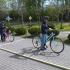 Dwoje uczniów stoi z rowerami, przygotowują się do pokonania trasy w miasteczku rowerowym