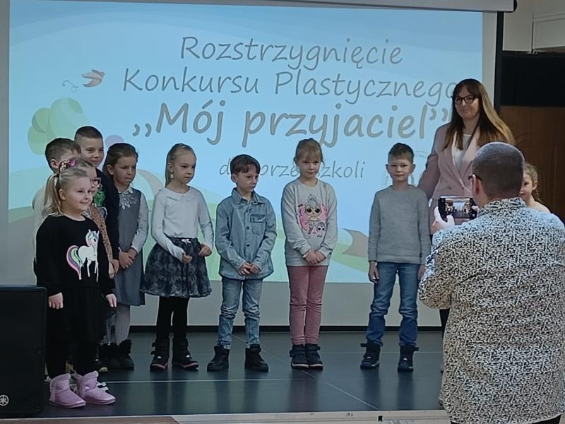 Wyróżnione dzieci w konkursie "Mój przyjaciel " stoją na scenie